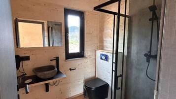 Douche, sĂšche-cheveux, serviettes fournies, papier toilette