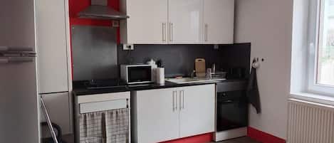 Kühlschrank, Mikrowelle, Ofen, Herdplatte