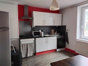 Jääkaappi, mikroaaltouuni, uuni, liesi