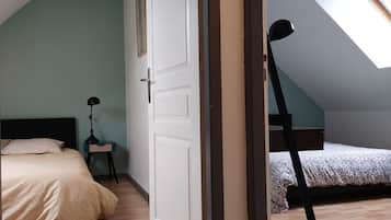 2 chambres, bureau, fer et planche Ă  repasser, lit parapluie