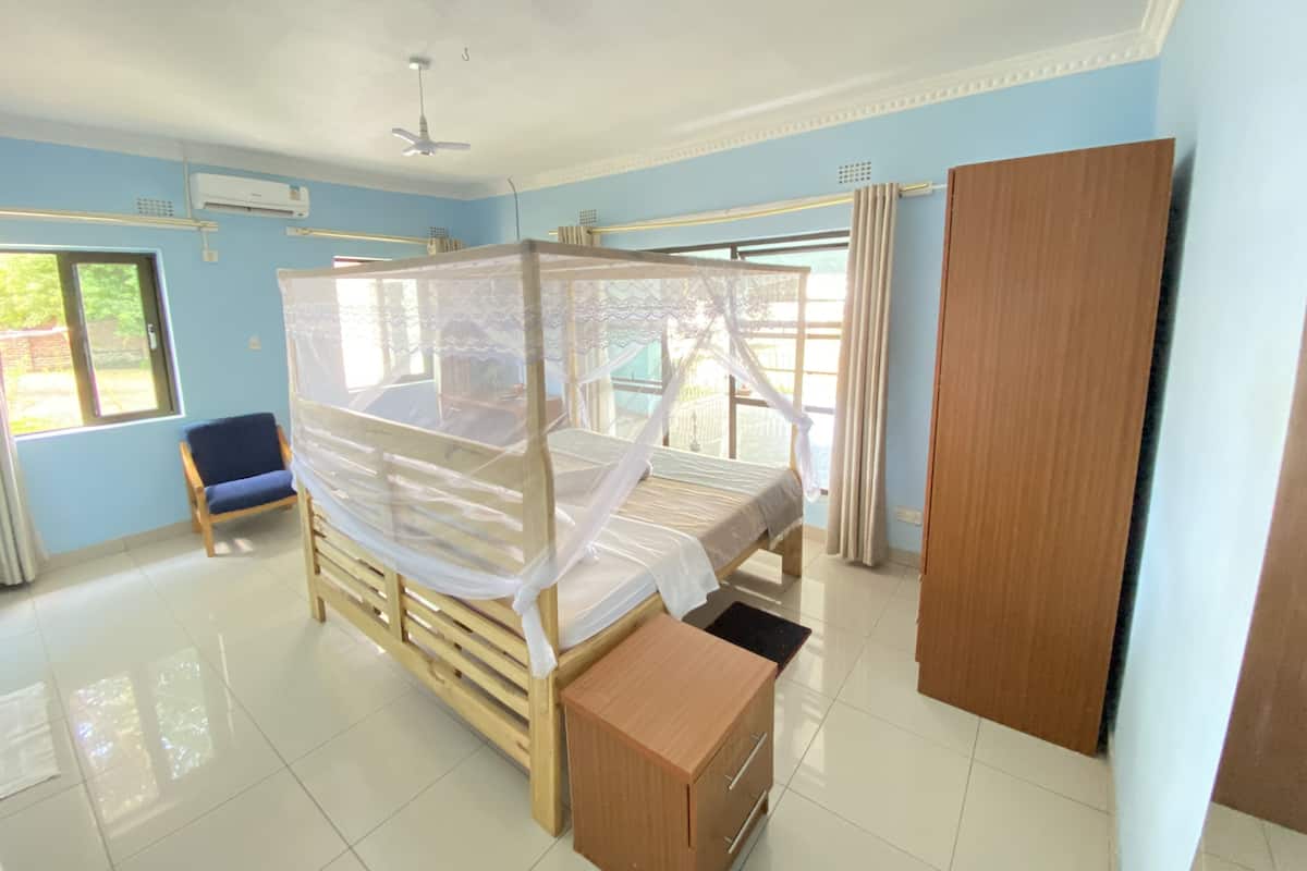 Executive Room, Lake View | Desk, laptop workspace, blackout drapes, soundproofing