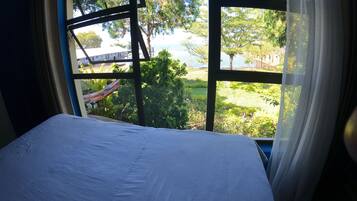 Schreibtisch, laptopgeeigneter Arbeitsplatz, Verdunkelungsvorhänge