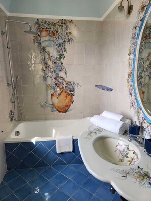 Douche, sèche-cheveux, bidet, serviettes fournies