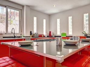 Køleskab, mikrobølgeovn, ovn, kogeplade