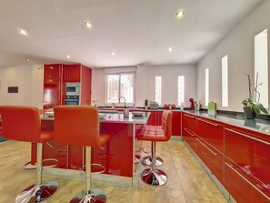 Fridge, microwave, oven, stovetop - Villa with private pool and garden (El Carmoli)
