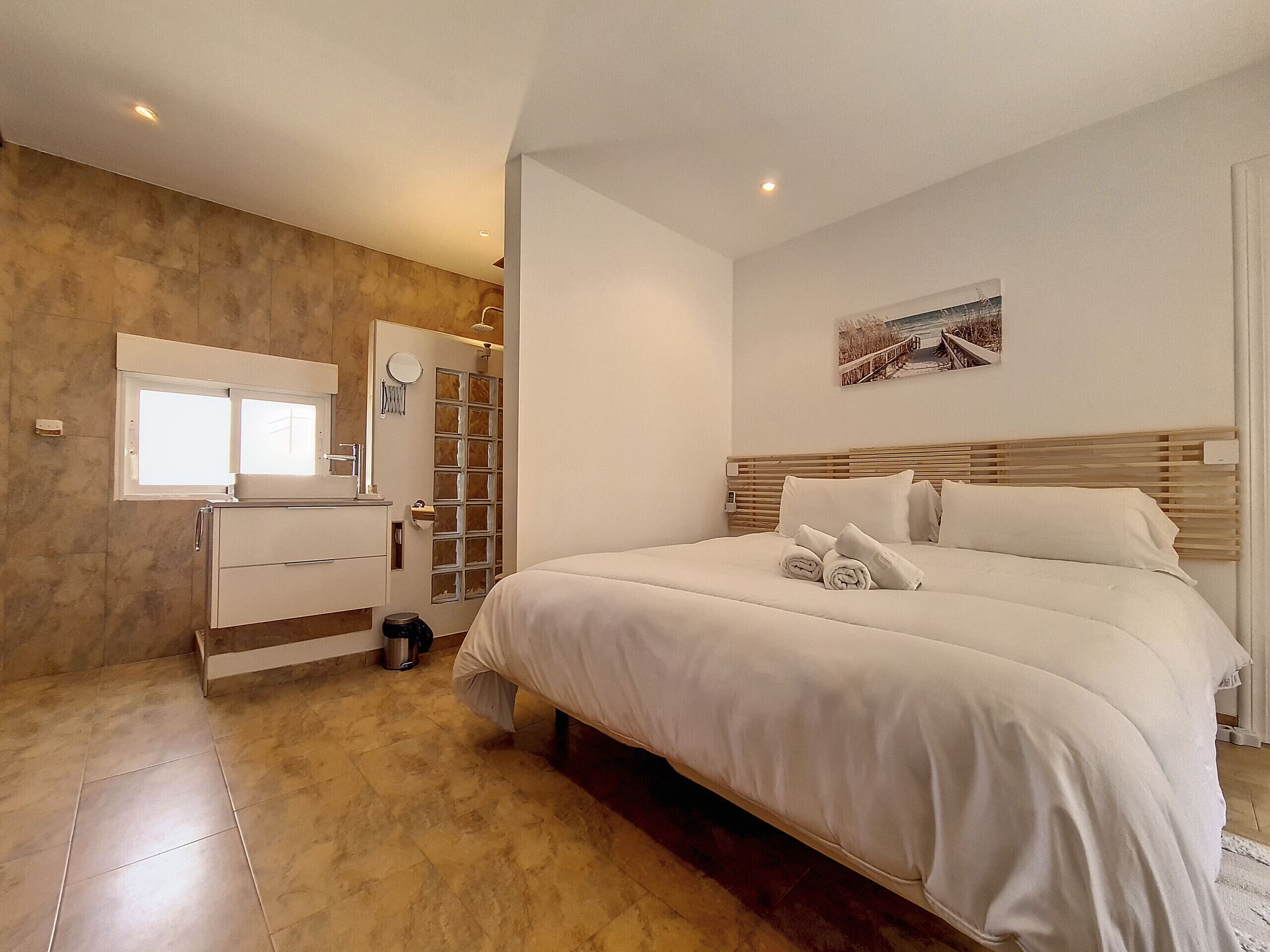 3 slaapkamers, een strijkplank/strijkijzer, gratis wifi, beddengoed