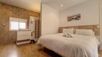 3 slaapkamers, een strijkplank/strijkijzer, gratis wifi, beddengoed