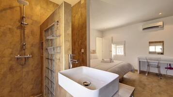 Een douche, een haardroger, handdoeken