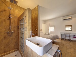 Douche, sĂšche-cheveux, serviettes fournies, papier toilette