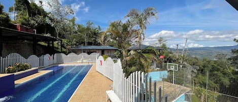 Una piscina al aire libre