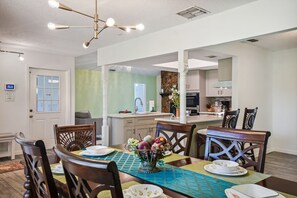 Romantic House | In-room dining - TRANQUILITY. Gated Estate Home. Privacy. (Kissimmee)