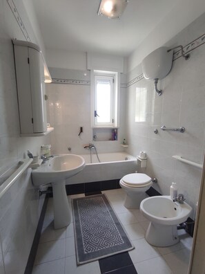 Dusche, Haartrockner, Bidet, Toilettenpapier