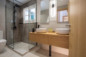 Kostenlose Toilettenartikel, Haartrockner, Handtücher