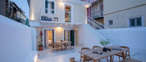 تناول الطعام بالخارج