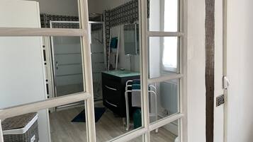 Douche, sĂšche-cheveux, serviettes fournies, papier toilette