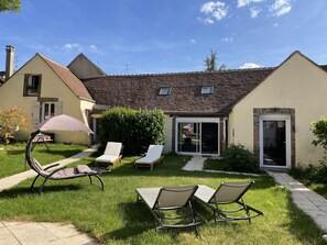 Terrace/patio - Villa Fontaine with heated indoor pool (Fontaine-la-Gaillarde)