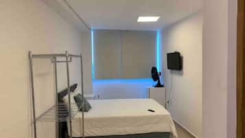 1 habitación, tabla de planchar con plancha, wifi y ropa de cama