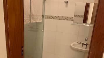 Secadora de cabello, toallas, jabón, papel de baño