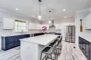 ثلاجة، ميكروويف، فرن، موقد طهي مسطح