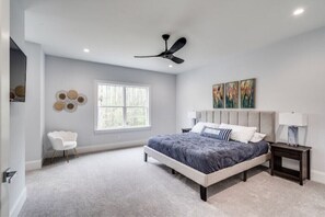 6 bedrooms, desk, iron/ironing board, free WiFi - Tim's Ford  Lakin' it Easy! (Winchester)