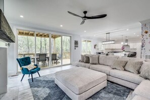 Smart TV, chimenea y tenis de mesa
