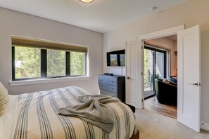 2 habitaciones, escritorio y tabla de planchar con plancha 