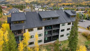 Um edifício com vários andares e design moderno, com varandas e janelas amplas.