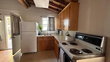 Fridge, oven, stovetop, coffee/tea maker