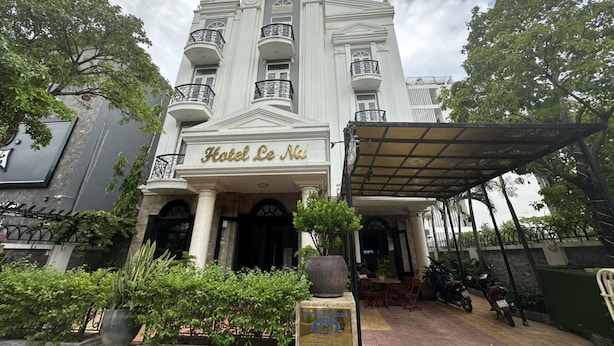 Entrada de l'Hotel Le Na' amb un porxo cobert i una gran jardiniera al davant.