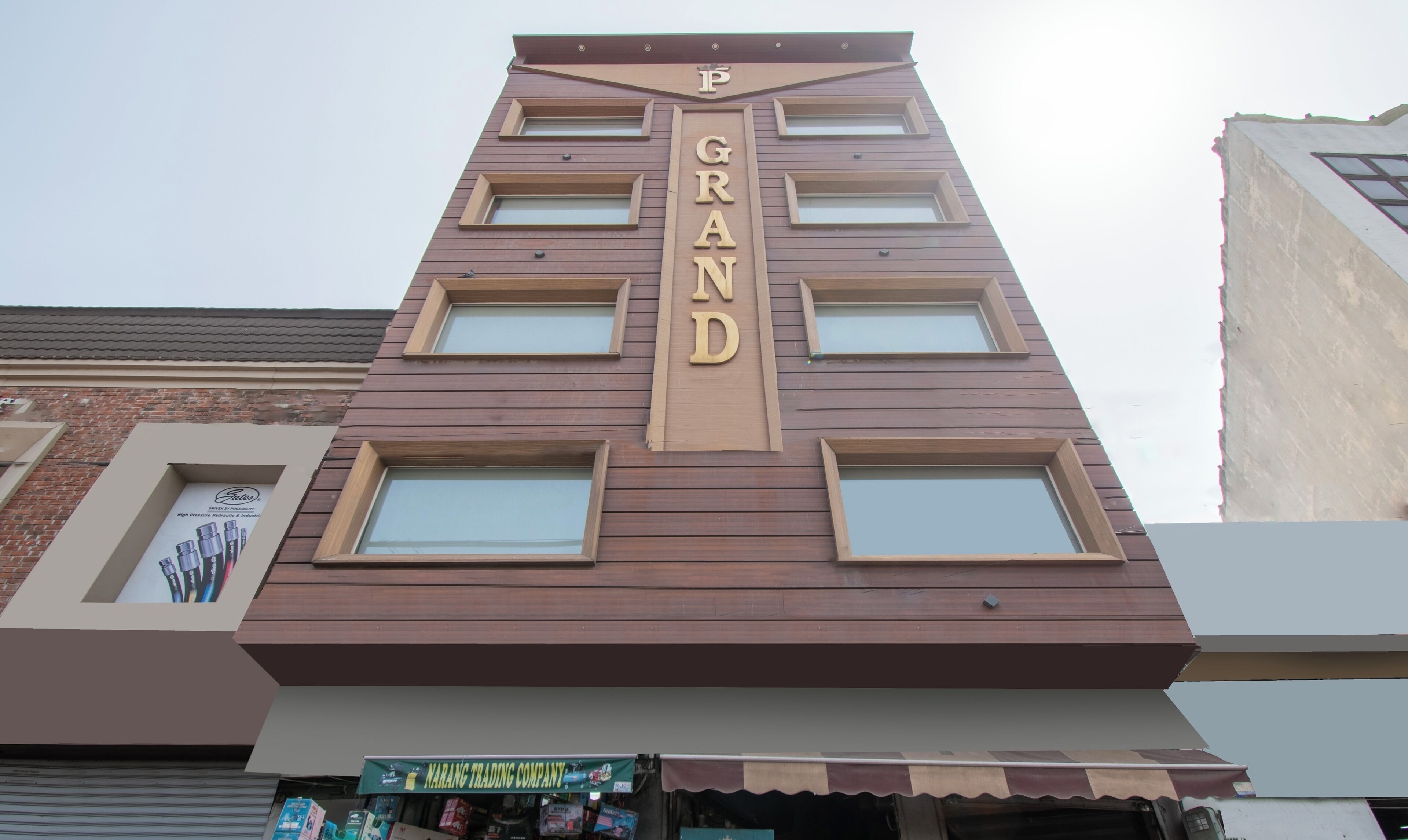 Un bâtiment dont la façade est ornée d’une grande enseigne « GRAND », avec de nombreuses fenêtres et une architecture moderne.