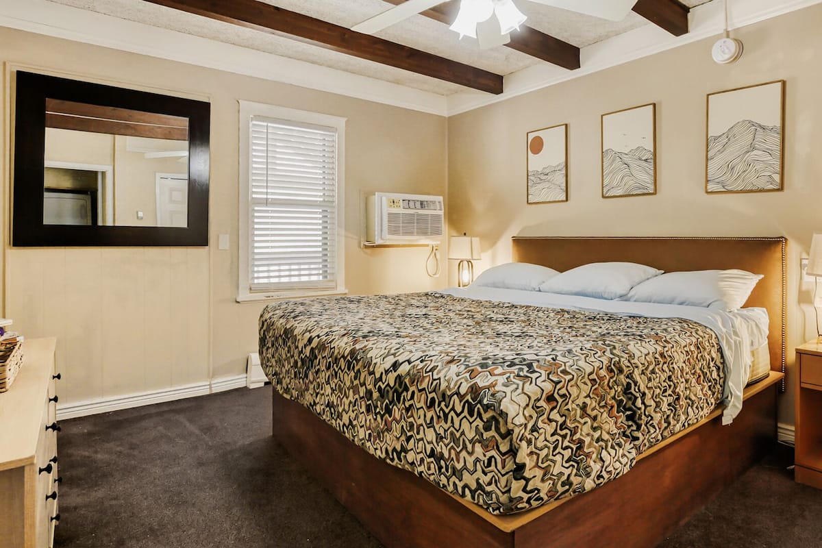 Executive Room, 1 King Bed, Non Smoking | Desk, iron/ironing board, WiFi (free), individually furnished