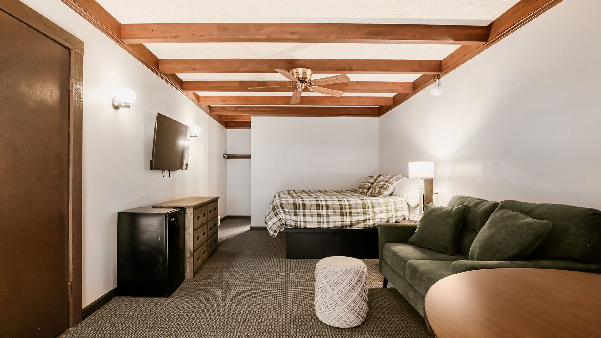 Studio Suite, 2 Tempat Tidur Queen | Meja kerja, setrika/meja setrika, Wi-Fi gratis, dan seprai linen