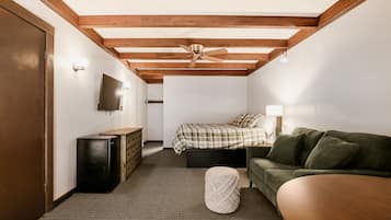 Studio Suite, 2 Tempat Tidur Queen | Meja kerja, setrika/meja setrika, Wi-Fi gratis, dan seprai linen