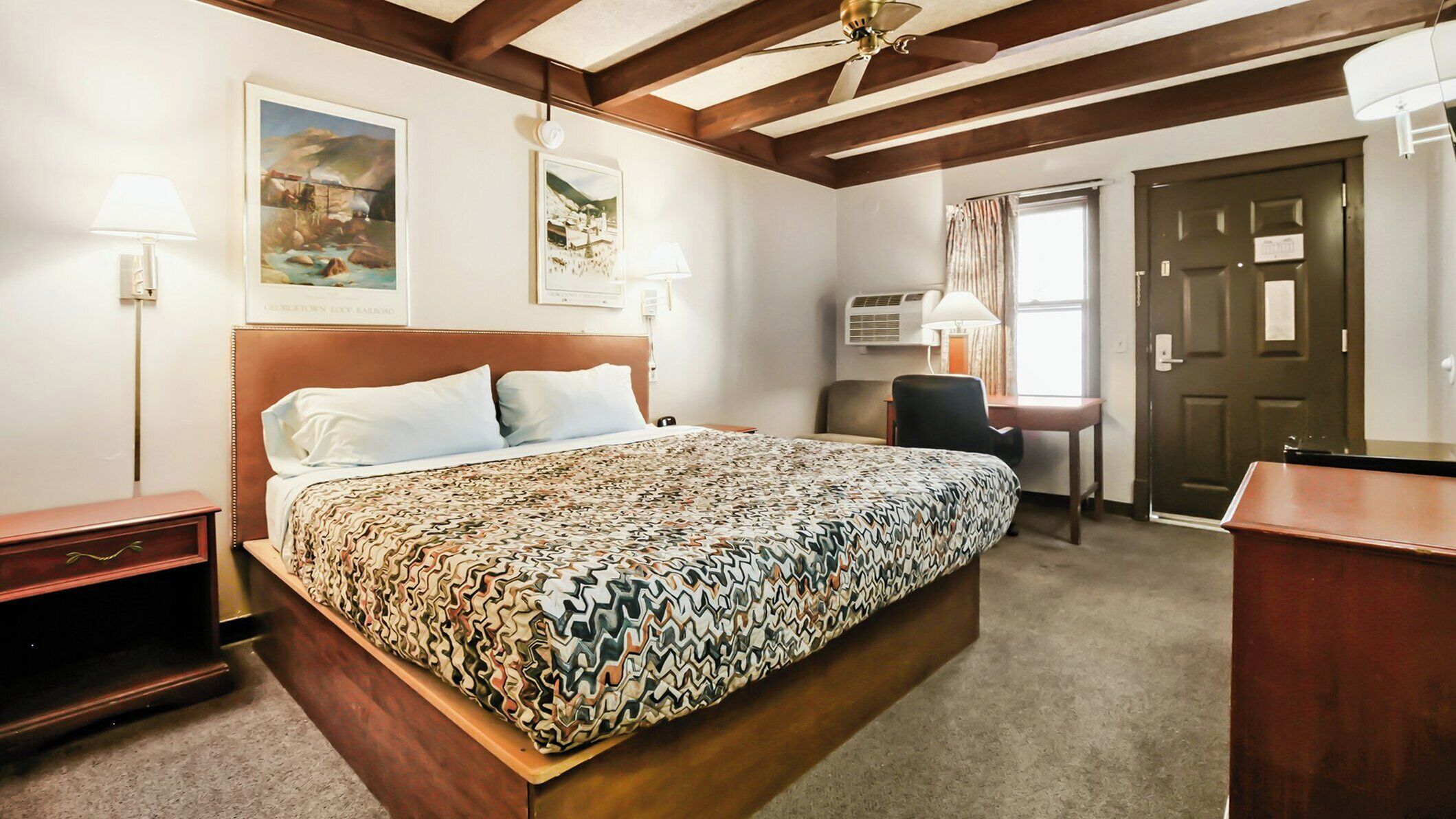 Basic Room, 1 King Bed | Desk, iron/ironing board, free WiFi, bed sheets