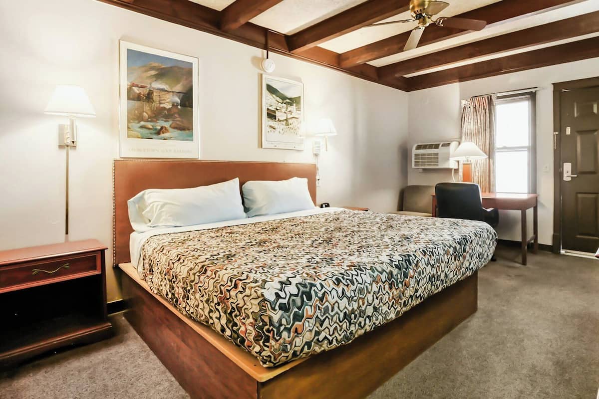 Basic Room, 1 King Bed | Desk, iron/ironing board, free WiFi, bed sheets