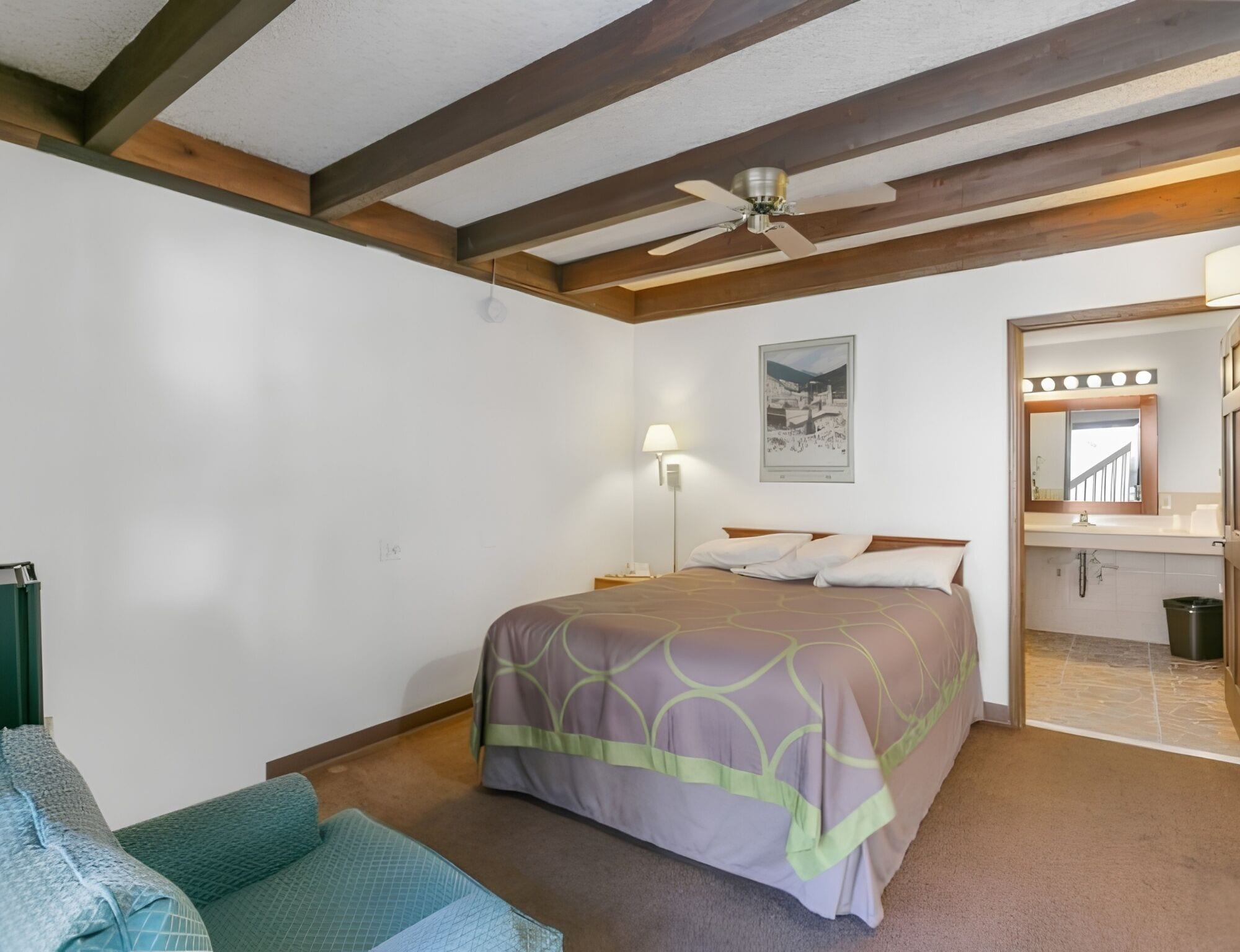 Habitación, 1 cama de matrimonio, accesible en silla de ruedas | Mobiliario individual, escritorio, tabla de planchar con plancha