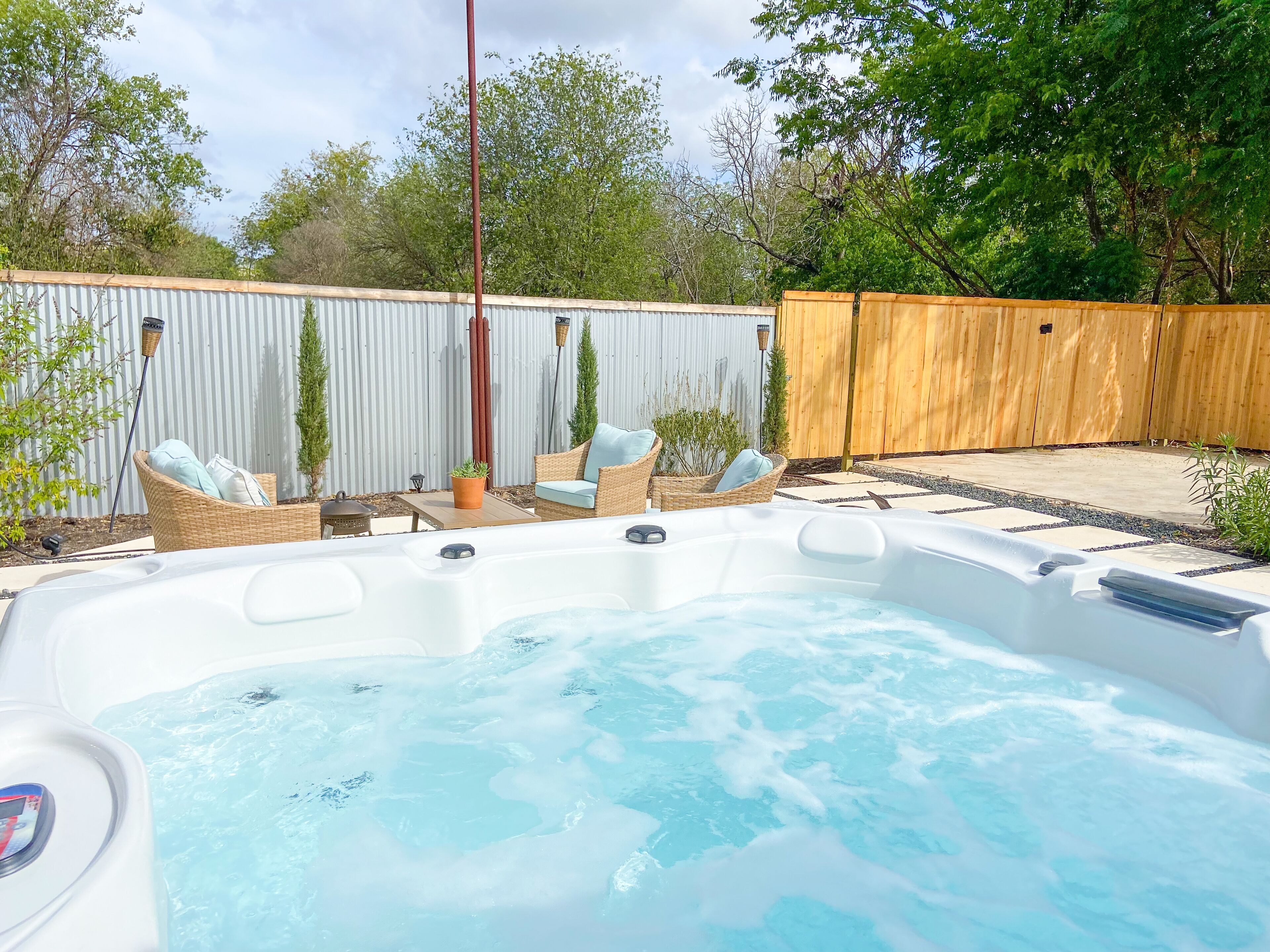 NEW! ❤️ Charming Cottage downtown HOT TUB & Firepit Sleeps 6,  2-King suites