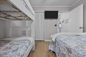 2 habitaciones, tabla de planchar con plancha y cuna de viaje 