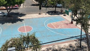 A basketball court with trees around it. - Autódromo Apartment, Foro Solo, Cdmx Airport (Ciudad de México)