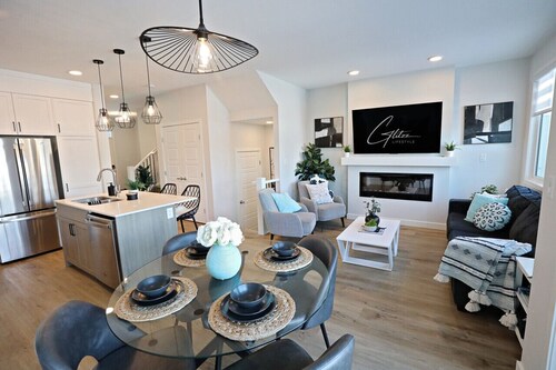 Stylish Home with A/C|3 King Beds|Garage|Disney+