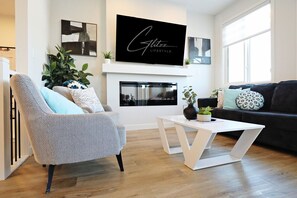 Smart TV, fireplace, books - Stylish Home with A/C|3 King Beds|Garage|Disney+ (Edmonton)