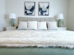 3 bedrooms, desk, iron/ironing board, travel cot - Stylish Home with A/C|3 King Beds|Garage|Disney+ (Edmonton)