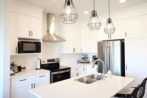 Køleskab, mikrobølgeovn, ovn, kogeplade