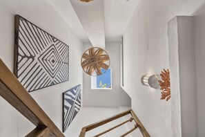 Interior - Just steps from Portimão's promenade, marina and beaches, this stylish home offers AC, sun deck with jacuzzi, a fully equipped kitchen and comfortable living spaces. Perfect for families, friends or business stays exploring the Algarve. (Portimão)
