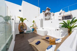 Property grounds - Just steps from Portimão's promenade, marina and beaches, this stylish home offers AC, sun deck with jacuzzi, a fully equipped kitchen and comfortable living spaces. Perfect for families, friends or business stays exploring the Algarve. (Portimão)