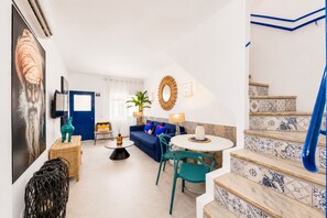 Smart TV, offices - Just steps from Portimão's promenade, marina and beaches, this stylish home offers AC, sun deck with jacuzzi, a fully equipped kitchen and comfortable living spaces. Perfect for families, friends or business stays exploring the Algarve. (Portimão)