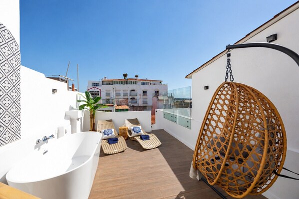 Property grounds - Just steps from Portimão's promenade, marina and beaches, this stylish home offers AC, sun deck with jacuzzi, a fully equipped kitchen and comfortable living spaces. Perfect for families, friends or business stays exploring the Algarve. (Portimão)