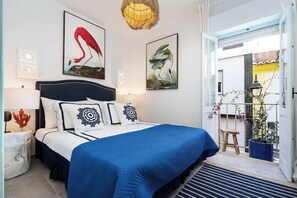 3 habitaciones, escritorio y tabla de planchar con plancha 