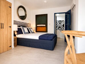 3 bedrooms, desk, iron/ironing board, travel cot - Just steps from Portimão's promenade, marina and beaches, this stylish home offers AC, sun deck with jacuzzi, a fully equipped kitchen and comfortable living spaces. Perfect for families, friends or business stays exploring the Algarve. (Portimão)