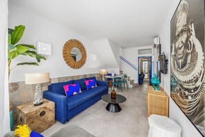 Smart TV, offices - Just steps from Portimão's promenade, marina and beaches, this stylish home offers AC, sun deck with jacuzzi, a fully equipped kitchen and comfortable living spaces. Perfect for families, friends or business stays exploring the Algarve. (Portimão)